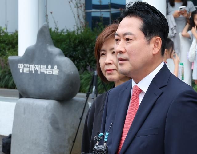 장동혁 국민의힘 대표가 14일 오전 부산 강서구 세계로교회 예배에 참석 하기 전 취재진 질문에 답하고 있다 국민의힘 지도부는 이날 부산 첫 방문 일정으로 최근 구속된 손현보 목사가 담임 목사로 있는 세계로교회 예배에 참석했다 손 목사는 개신교계 단체인 세이브코리아를 이끌며 윤석열 전 대통령의 탄핵 반대 집회를 주도하기도 했다 사진연합뉴스