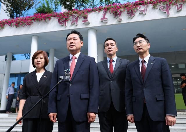 장동혁 국민의힘 대표가 14일 오전 부산 강서구 세계로교회 예배에 참석 하기 전 취재진 질문에 답하고 있다 국민의힘 지도부는 이날 부산 첫 방문 일정으로 최근 구속된 손현보 목사가 담임 목사로 있는 세계로교회 예배에 참석했다 손 목사는 개신교계 단체인 세이브코리아를 이끌며 윤석열 전 대통령의 탄핵 반대 집회를 주도하기도 했다 사진연합뉴스