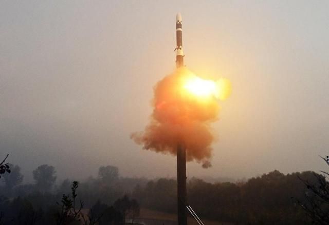 북한이 지난해 11월 시험발사한 ICBM 화성포-19형 사진조선중앙통신