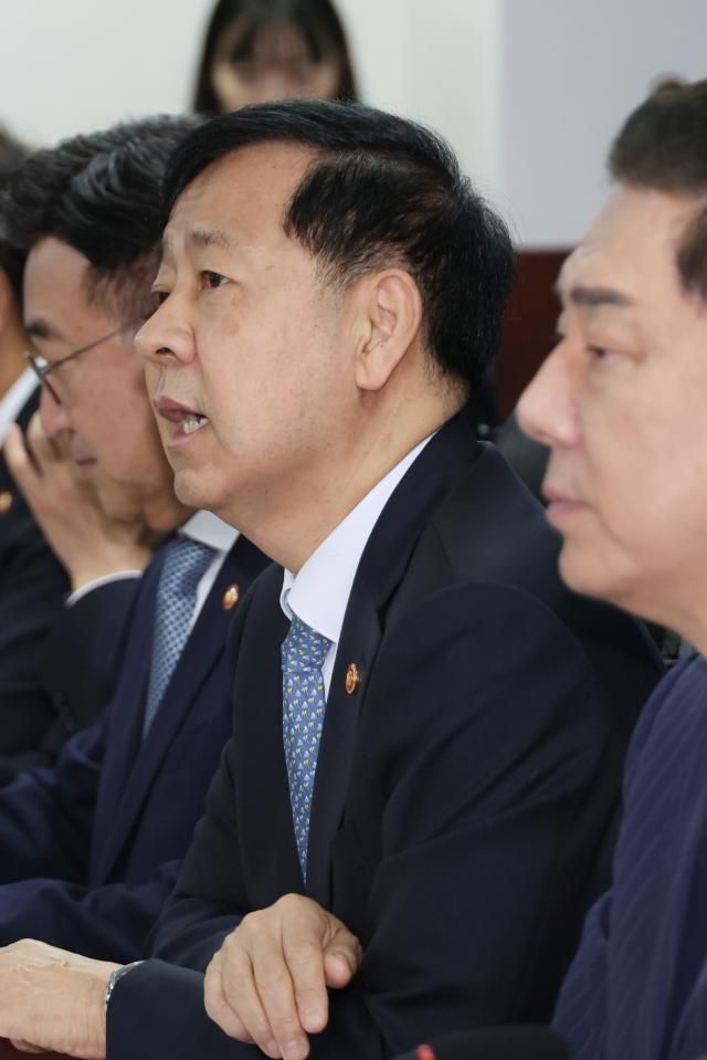 구윤철 부총리 겸 기획재정부 장관이 15일 서울 여의도 국회에서 열린 추석 민생안정대책 당정협의에서 주식양도세 부과 대상인 대주주 기준을 현행 50억원으로 유지하기로 했다고 밝히고 있다사진연합뉴스