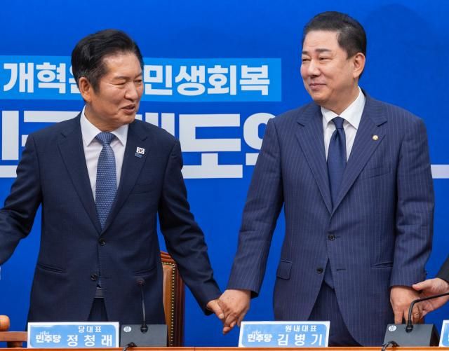 더불어민주당 정청래 대표와 김병기 원내대표를 비롯한 최고위원들이 15일 국회에서 열린 최고위원회의에 입장해 서로 손을 잡고 있다 2