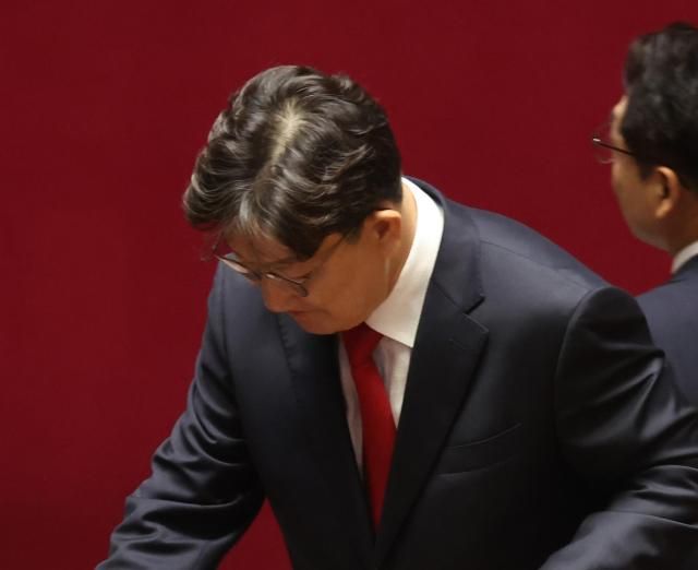 불법 정치자금 수수 혐의를 받는 국민의힘 권성동 의원이 11일 국회 본회의에서 자신의 체포동의안에 대해 투표하고 있다 불체포특권 포기 의사를 밝힌 바 있는 권 의원이 가라고 적은 투표용지를 투표함에 넣고 있다 사진연합뉴스