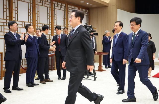 이재명 대통령이 15일 용산 대통령실에서 임명장 수여식을 마친 뒤 참석자들과 차담회를 위해 행사장을 나서고 있다 사진연합뉴스