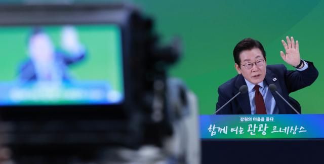 이재명 대통령이 12일 강원도 춘천시 강원창작개발센터에서 열린 지역 토론회 강원의 마음을 듣다 타운홀 미팅에서 발언하고 있다사진연합뉴스