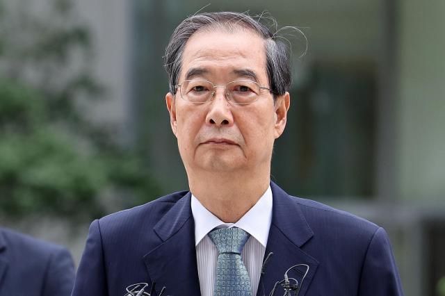 서희건설 관련 금품수수 및 인사청탁 의혹을 받는 한덕수 전 국무총리가 9일 서울 종로구 KT광화문빌딩에 마련된 김건희 여사 관련 의혹을 수사하는 민중기 특별검사팀 사무실에 출석하고 있다 사진연합뉴스