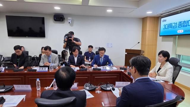 전현희 3대 특검 종합대응 특위 위원장이 15일 오전 국회에서 김건희 특검 TF 간담회에서 발언하고 있다 사진김지윤 기자