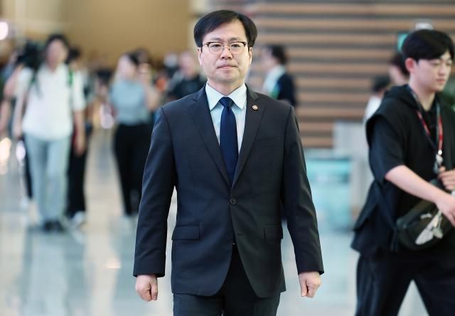 여한구 산업통상자원부 통상교섭본부장이 15일 미국과의 관세 협상 후속 협의를 위해 인천국제공항 제2터미널 출국장으로 향하고 있다 사진연합뉴스