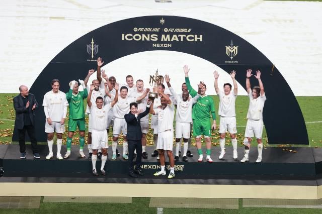 14일 서울월드컵경기장에서 쉴드 유나이티드가 2025 아이콘매치 우승 세레머니를 하고있다. [사진=넥슨] 