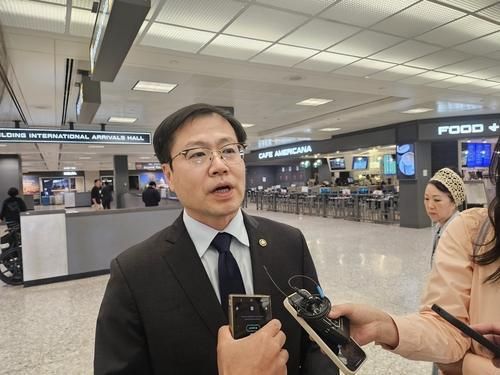 여한구 통상교섭본부장이 한미 무역협상 후속 협의를 위해 15일현지시간 워싱턴 DC 인근 덜레스 공항에서 특파원들과 만나 질의응답하고 있다 사진연합뉴스