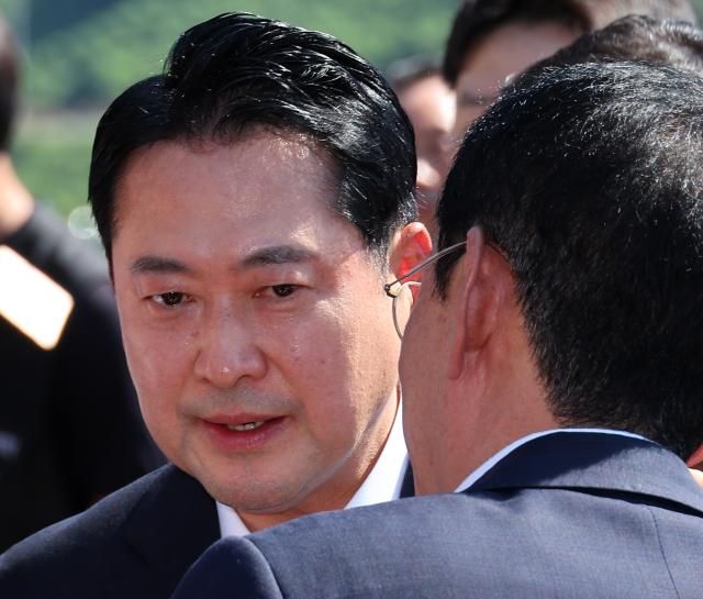 장동혁 국민의힘 대표가 14일 오후 부산 강서구 가덕도 대항전망대에서 김도읍 정책위의장과 대화하고 있다 국민의힘 지도부는 이날 가덕도 신공항 예정부지를 찾았다 사진연합뉴스