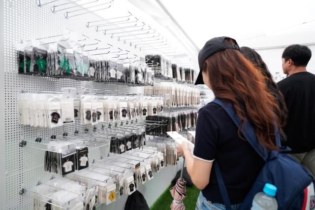 13일 서울월드컵경기장에서 열린 2025 아이콘매치에서 관중들이 굿즈샵을 구경하고 있다 사진넥슨 