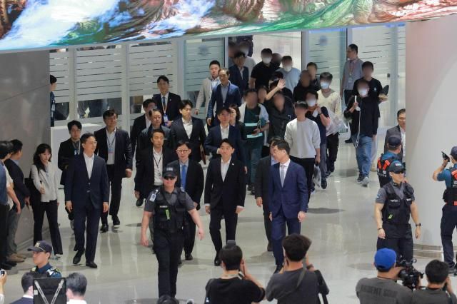 강훈식 대통령 비서실장이 미국 이민당국에 의해 조지아주에 구금됐던 한국인 근로자들과 함께 지난 12일 인천국제공항 제2여객터미널 입국장을 나서고 있다 사진유대길 기자 dbeorlf123ajunewscom