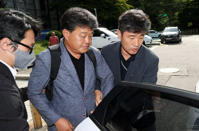 건진법사 전성배씨에게 국민의힘 공천을 청탁한 혐의를 받는 박창욱 경북도의원당시 후보자이 15일 서울 중앙지법에서 구속 전 피의자 심문영장실질심사을 마치고 법원을 나서고 있다 사진연합뉴스］