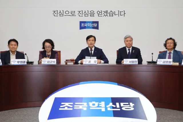 조국혁신당 조국 비상대책위원장이 15일 서울 여의도 국회에서 열린 비상대책위원회의에서 발언하고 있다사진연합뉴스