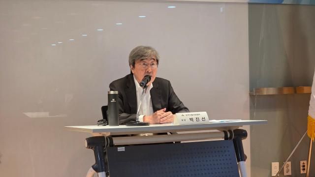 박진선 한국식품산업협회장이 15일 서울 방배동 한국식품산업협회 회의실에서 열린 기자간담회에서 질의응답을 하고 있다 사진김현아 기자