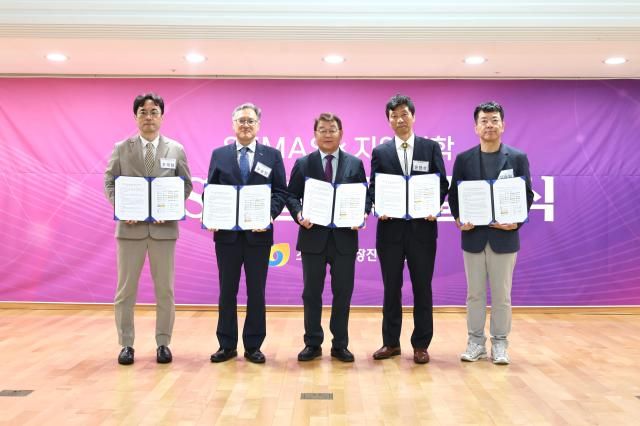 조재형 부산외국어대 교수왼쪽부터 우승한 국립한밭대 교수 박성효 소상공인시장진흥공단 이사장 윤협상 대구가톨릭대 교수 김승일 중앙대 학장이 소진공x지역대학 RISE 협의체 출범식 후 기념촬영을 하고 있다 사진소상공인시장진흥공단