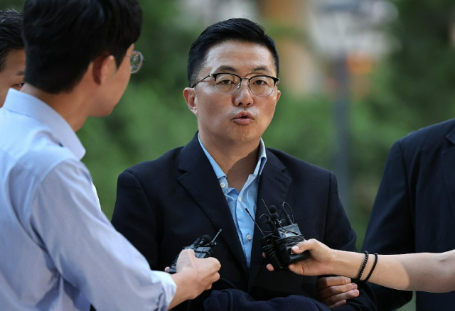 김건희 여사 일가의 집사로 지목된 김예성씨가 지난달 12일 귀국 직후 인천국제공항에서 체포돼 서울 종로구 김건희 특검 사무실로 들어서며 취재진의 질문에 답하고 있다 사진연합뉴스］