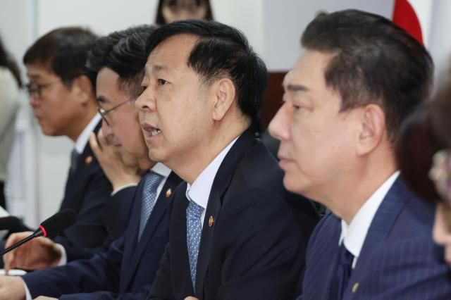 구윤철 부총리 겸 기획재정부 장관이 15일 서울 여의도 국회에서 열린 추석 민생안정대책 당정협의에서 주식양도세 부과 대상인 대주주 기준을 현행 50억원으로 유지하기로 했다고 밝히고 있다 사진연합뉴스