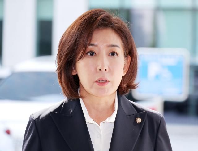 국민의힘 나경원 의원이 15일 서울 양천구 서울남부지방법원에서 열린 국회 패스트트랙신속처리안건 충돌 사건 1심 결심 공판에 출석하고 있다 사진연합뉴스