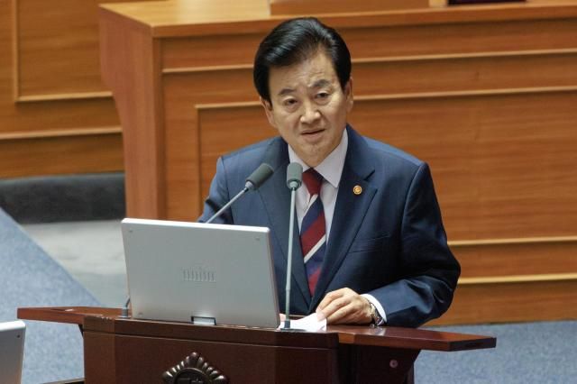 정동영 통일부 장관이 15일 오후 서울 여의도 국회 본회의장에서 열린 대정부질문에 참석해 신정훈 더불어민주당 국회의원의 질문에 답하고 있다 사진유대길 기자 dbeorlf123ajunewscom