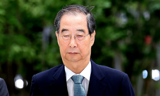 한덕수 전 국무총리가 지난 9일 서울 종로구 KT광화문빌딩에 마련된 김건희 여사 관련 의혹을 수사하는 민중기 특별검사팀 사무실에 출석하는 모습 사진연합뉴스］