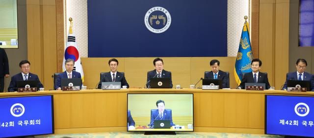이재명 대통령이 16일 정부세종청사에서 제42회 국무회의를 주재하고 있다사진연합뉴스