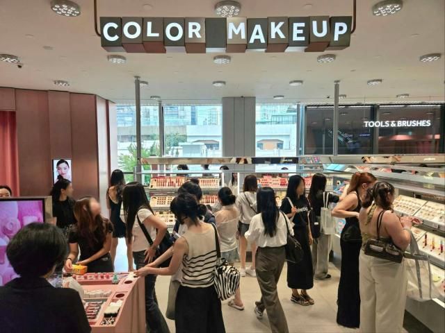 올리브영N 성수 2층 컬러 메이크업 공간에서 소비자들이 색조 브랜드를 살펴보고 있다 사진홍승완 기자