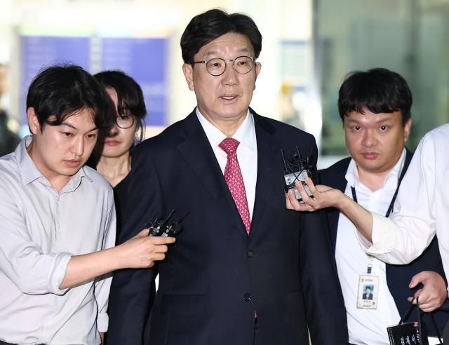 윤석열 정부와 통일교 간 정교 유착의 발단으로 지목된 국민의힘 권성동 의원이 9월 16일 서울 서초구 서울중앙지법에서 열린 구속 전 피의자 심문영장실질심사을 마친 뒤 대기 장소인 서울구치소로 향하고 있다 사진연합뉴스