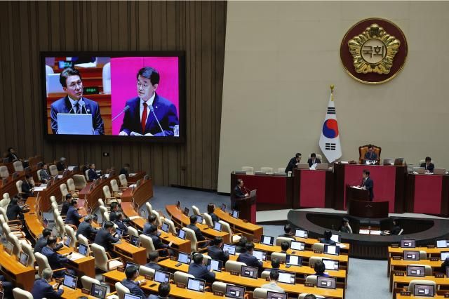 김민석 국무총리가 16일 외교·통일·안보에 관한 대정부 질문이 열리는 국회 본회의장에서 국민의힘 배준영 의원의 질의에 답변하고 있다사진연합뉴스
