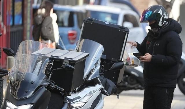 음식을 수령하고 있는 배달 라이더의 모습 사진연합뉴스