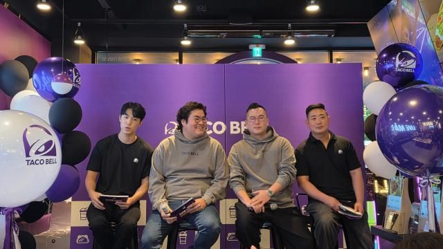 지난 9월 15일 타코벨 더강남 매장에서 열린 ‘타코벨 더강남 오프닝 나이트’ 미디어 행사에서 왼쪽부터손승현 KFC코리아 타코벨 마케팅 총괄CMO 한종수 KFC코리아 타코벨 총괄 본부장 신호상 KFC코리아 대표 전영욱 KFC코리아 RD센터 팀장이 질문에 답변하고 있다 사진김현아 기자