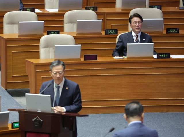 김민석 국무총리가 15일 국회 본회의장에서 열린 대정부 질문에 참석해 잠시 눈을 감고 있다 사진연합뉴스