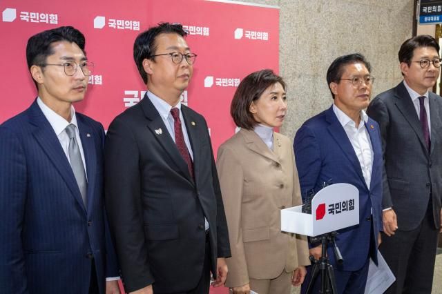 국민의힘 법사위원들이 16일 국회 법제사법위원회 전체 회의에서 국민의힘 간사로 나선 나경원 의원의 선임 건이 무기명 투표를 통해 부결된 뒤 기자회견을 하고 있다 사진연합뉴스