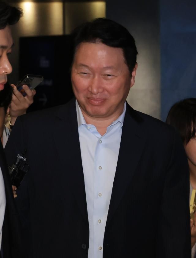 최태원 SK그룹 회장이 지난달 18일 서울 워커힐호텔에서 열린 이천포럼2025행사에 참석하고 있다 사진연합뉴스