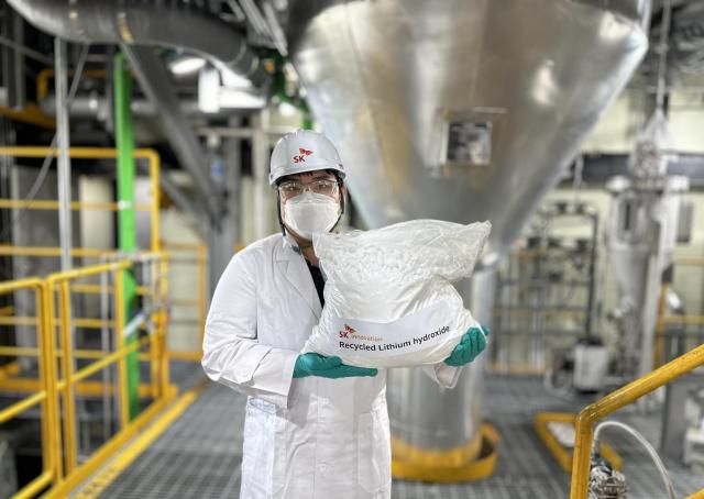 SK이노베이션 환경과학기술원 연구원이 폐배터리 수산화리튬 직접 회수 기술 상업화 실증 설비를 통해 회수한 재활용 수산화리튬을 소개하고 있다