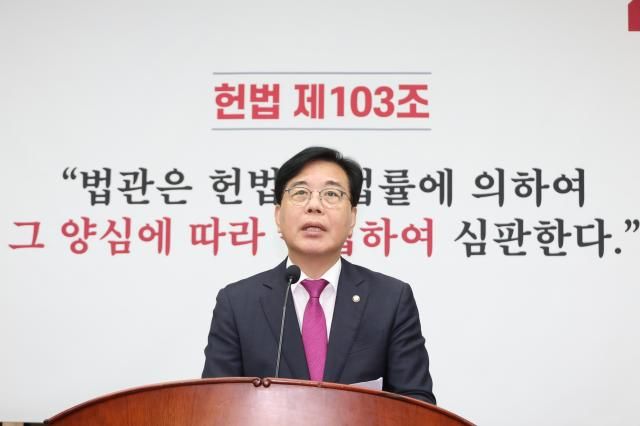 송언석 국민의힘 원내대표가 16일 서울 여의도 국회에서 열린 의원총회에서 여당의 조희대 대법원장 사퇴 요구 등 사법부 압박을 비판하고 있다 사진연합뉴스