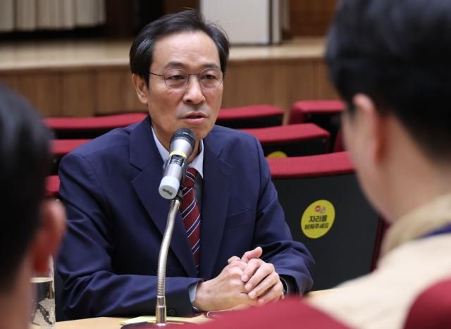 우상호 대통령실 정무수석이 21일 용산 대통령실에서 기자간담회를 하고 있다사진연합뉴스