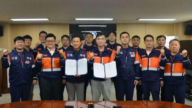 지난 12일 고려아연 노사가 2025년 임금 및 단체교섭 협상을 마무리하고 기념 촬영을 하고 있다 오른쪽 네번째부터 정태웅 고려아연 대표이사 문병국 고려아연 노조위원장 김승현 고려아연 온산제련소장 사진고려아연 제공