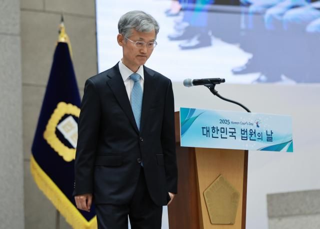 조희대 대법원장이 12일 서울 서초구 대법원에서 열린 2025 대한민국 법원의 날 기념식에서 기념사를 마친 뒤 자리로 돌아가고 있다 사진연합뉴스