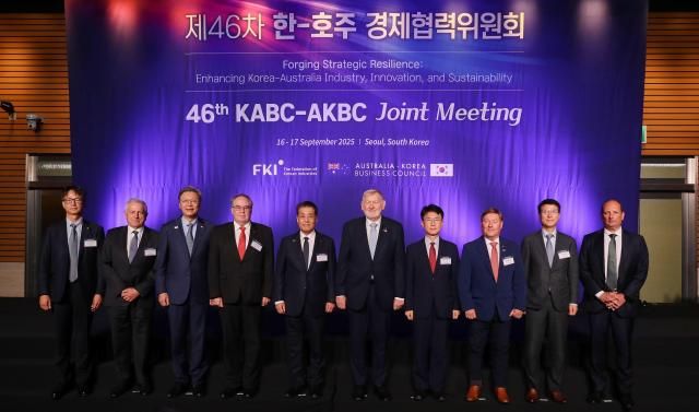 장인화 포스코홀딩스 회장과 마틴 퍼거슨 AKBC 위원장을 비롯한 내빈들이 17일 FKI타워 컨퍼런스센터에서 열린 제46차 한-호주 경제협력위원회에 참석해 기념촬영을 하고 있다 사진한경협