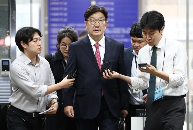 권성동 국민의힘 의원이 지난 16일 서울 서초구 서울중앙지법에서 열린 구속 전 피의자 심문영장실질심사을 마친 뒤 대기 장소인 서울구치소로 향하고 있다 사진연합뉴스