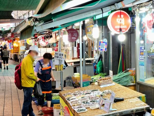 서울 송파구 마천중앙시장에서 한 손님이 떡을 구매하는 모습 사진홍승완 기자