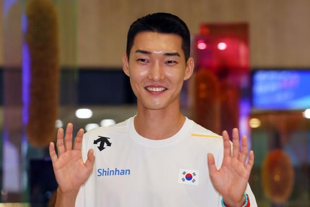 세계적인 점퍼 우상혁이 10일 오전 김포국제공항에서 출국에 앞서 포즈를 취하고 있다 우상혁은 오는 13일 개막하는 도쿄 세계육상선수권 대회에 출전한다사진연합뉴스