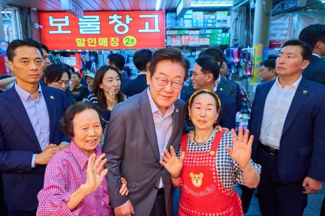이재명 대통령이 17일 경기 성남시 수정구 태평동 현대시장을 방문해 시민들과 기념촬영을 하고 있다 사진대통령실 