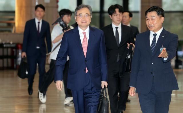 조현 외교부 장관이 17일 서울 강서구 김포국제공항에서 중국 베이징으로 출국하고 있다 사진연합뉴스