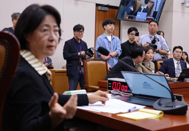 나경원 국민의힘 의원이 지난 16일 서울 여의도 국회에서 열린 법제사법위원회 전체회의에서 추미애 법사위원장에게 발언하고 있다 사진연합뉴스