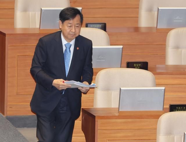 구윤철 부총리 겸 기획재정부 장관이 17일 경제분야 대정부 질문이 열린 국회 본회의장에서 민주당 이언주 의원 질의에 답변하기 위해 이동하고 있다사진연합뉴스