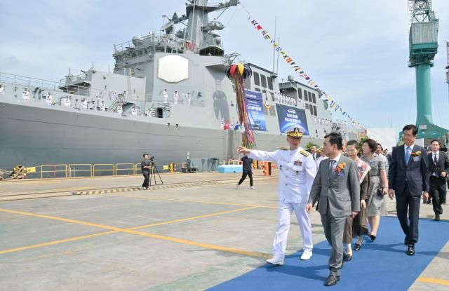 17일 울산 HD현대중공업에서 열린 광개토-III Batch-II 2번함 다산정약용함 진수식에서 안규백 국방 부장관이 강동길 해군참모총장의 설명을 들으며 다산정약용함을 둘러보고 있다 사진헤군 