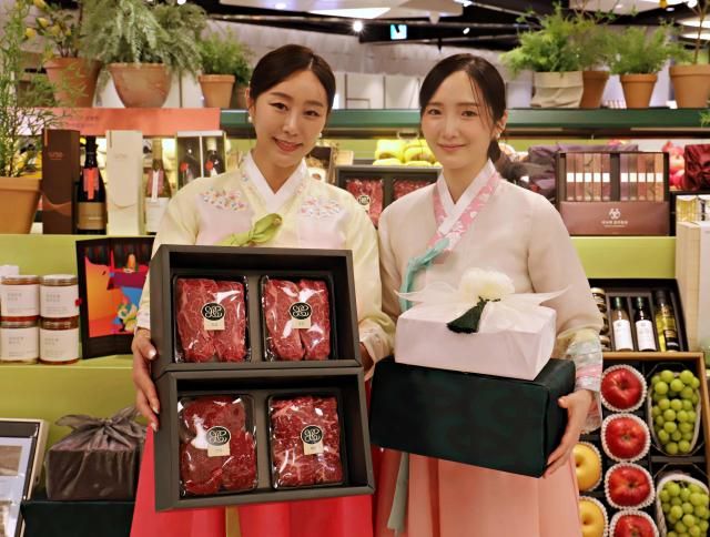 모델들이 롯데백화점 추석 선물세트를 홍보하고 있다 사진롯데백화점