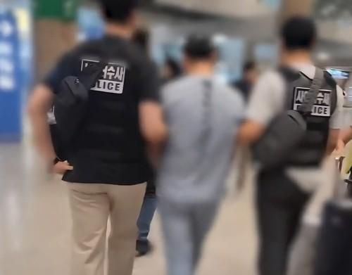 경찰이 KT 소액결제 사건 피의자를 검거하고 있다 사진경기남부경찰청